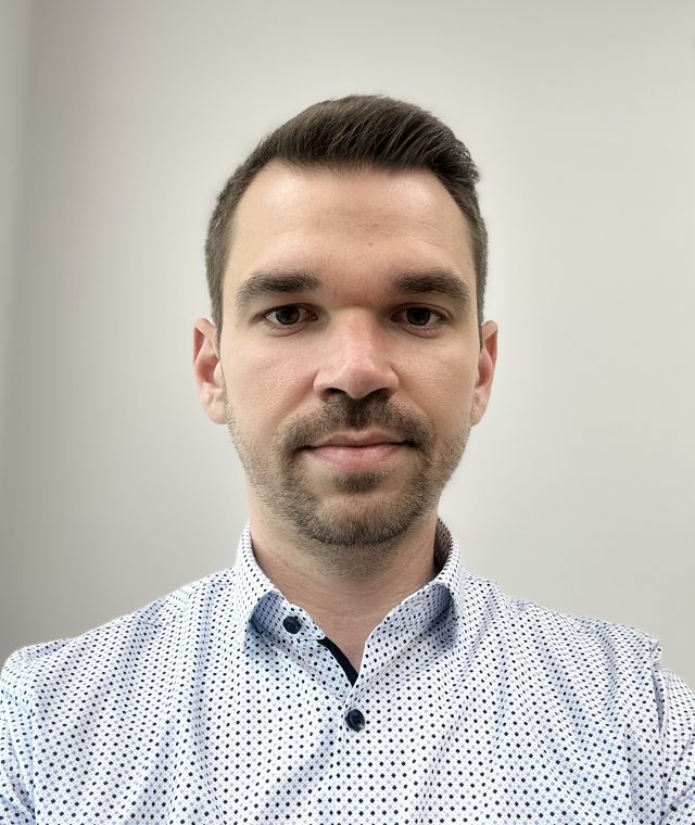 https://novacon.hu/wp-content/uploads/BenceBanyanszki-640x760.jpg